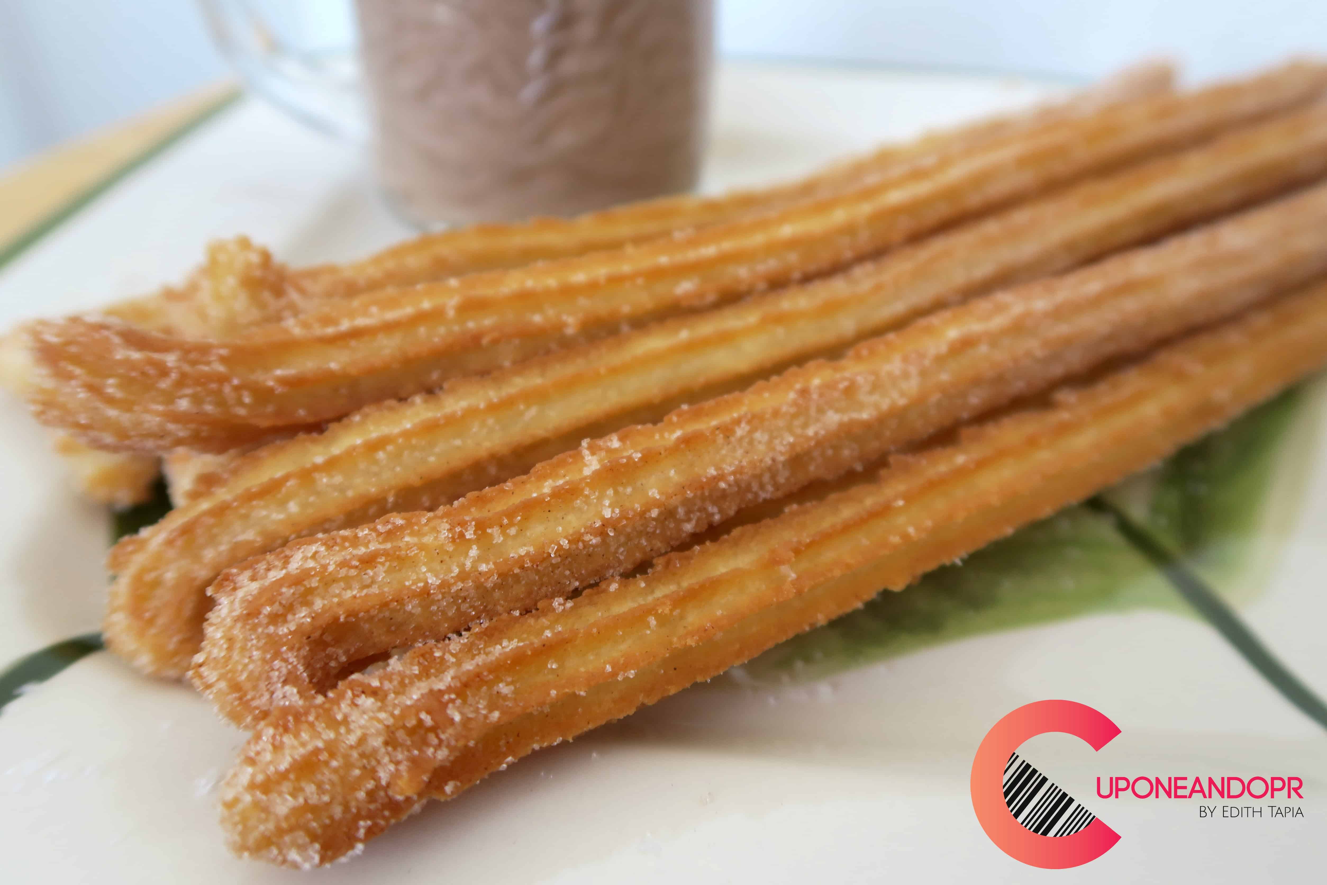 Receta fácil y rápida de Churros Mexicanos con azúcar y canela acompañados con chocolate caliente. - Best and Easiest Homemade Cinnamon Sugar Churros #cuponeandoprnet #receta #facil #churros #churro #cinnamon #cinnamonsugar #recipes #homemade #easyrecipe #streetfood #chocolate #mexico #spanish #mexican